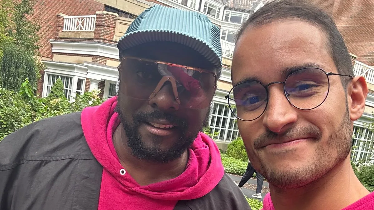 Rapha Avellar, da BrandLovrs, com o rapper Will.i.am, investidor da empresa. Foto: Acervo pessoal