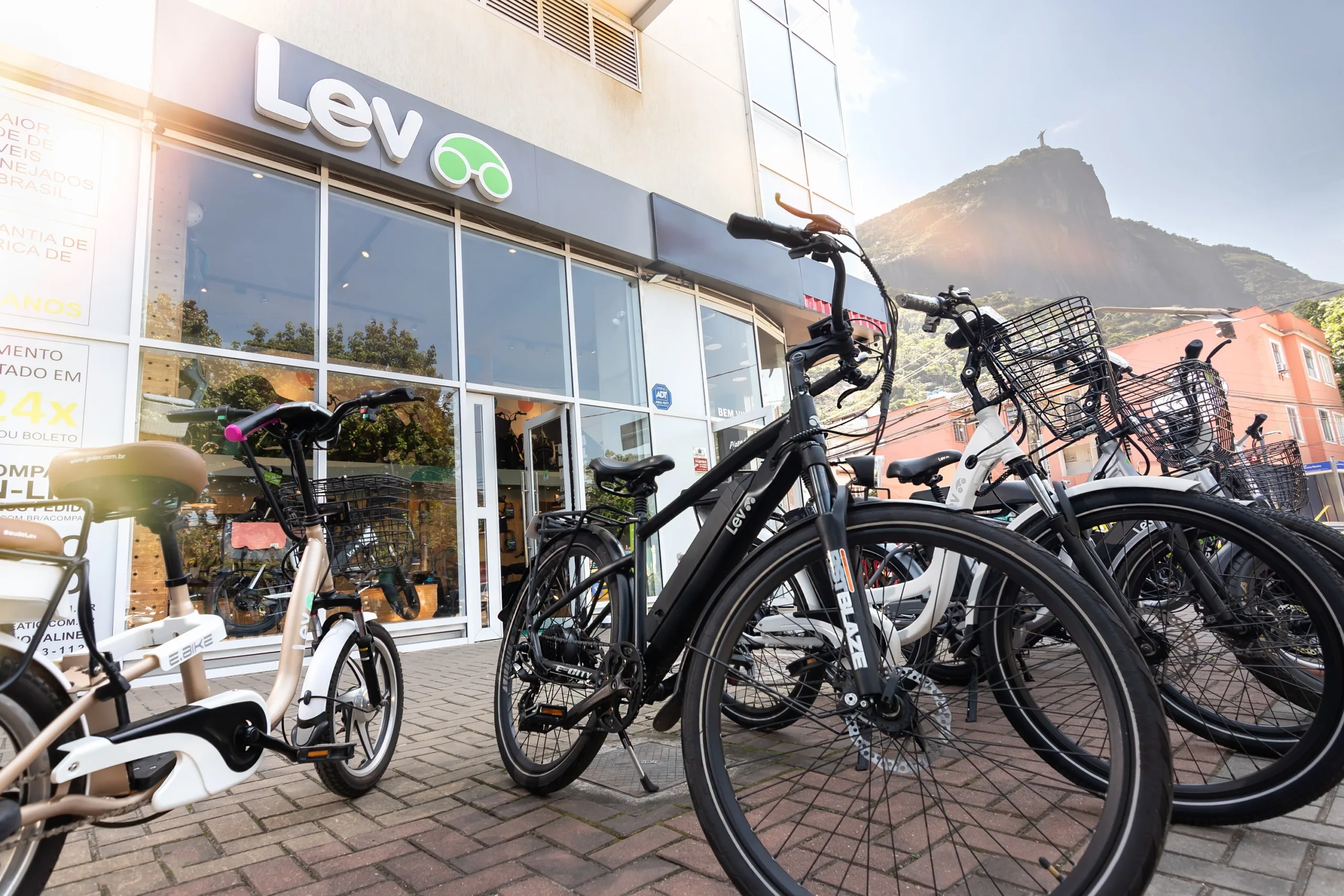 Bicicletas Lev em frente à loja da startup no Rio de Janeiro