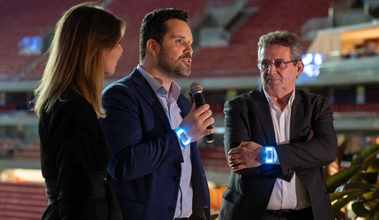 Os fundadores do The Collab, Priscila Toledo e Diego Aristides, com Laércio Lemos, VC de Tecnologia e Digital da Caixa. Foto: Divulgação