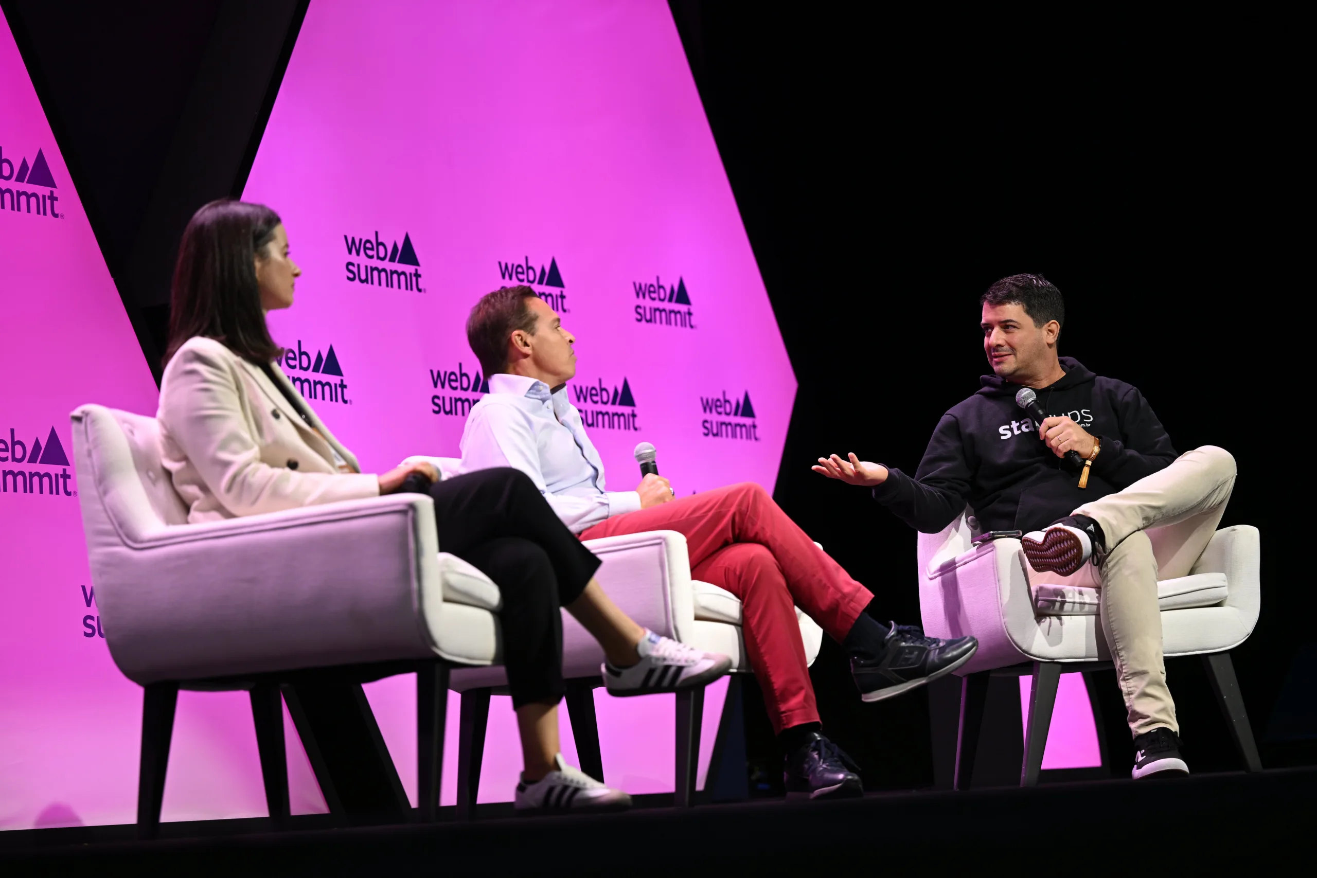 Cristina Fonseca (à esq.) e Stephan Morais, managing partners da gestora portuguesa Indico Capital Partners, e Gustavo Brigatto, fundador e editor-chefe do Startups, no palco do Web Summit