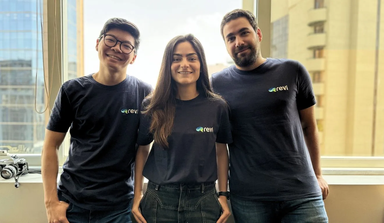 Fundadores da Revi: Marcelo Miyachi (CTO), Juliana Haddad (COO) e Nicholas Love (CEO)