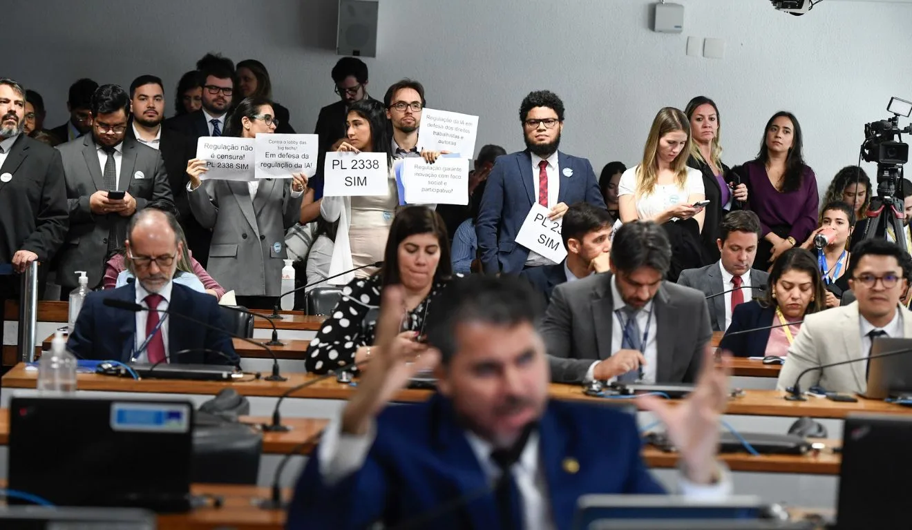 Reunoão da comissão temporária do Senado sobre a regulamentação da IA contou com manifestantes a favor do Marco Legal. Foto: Agência Senado
