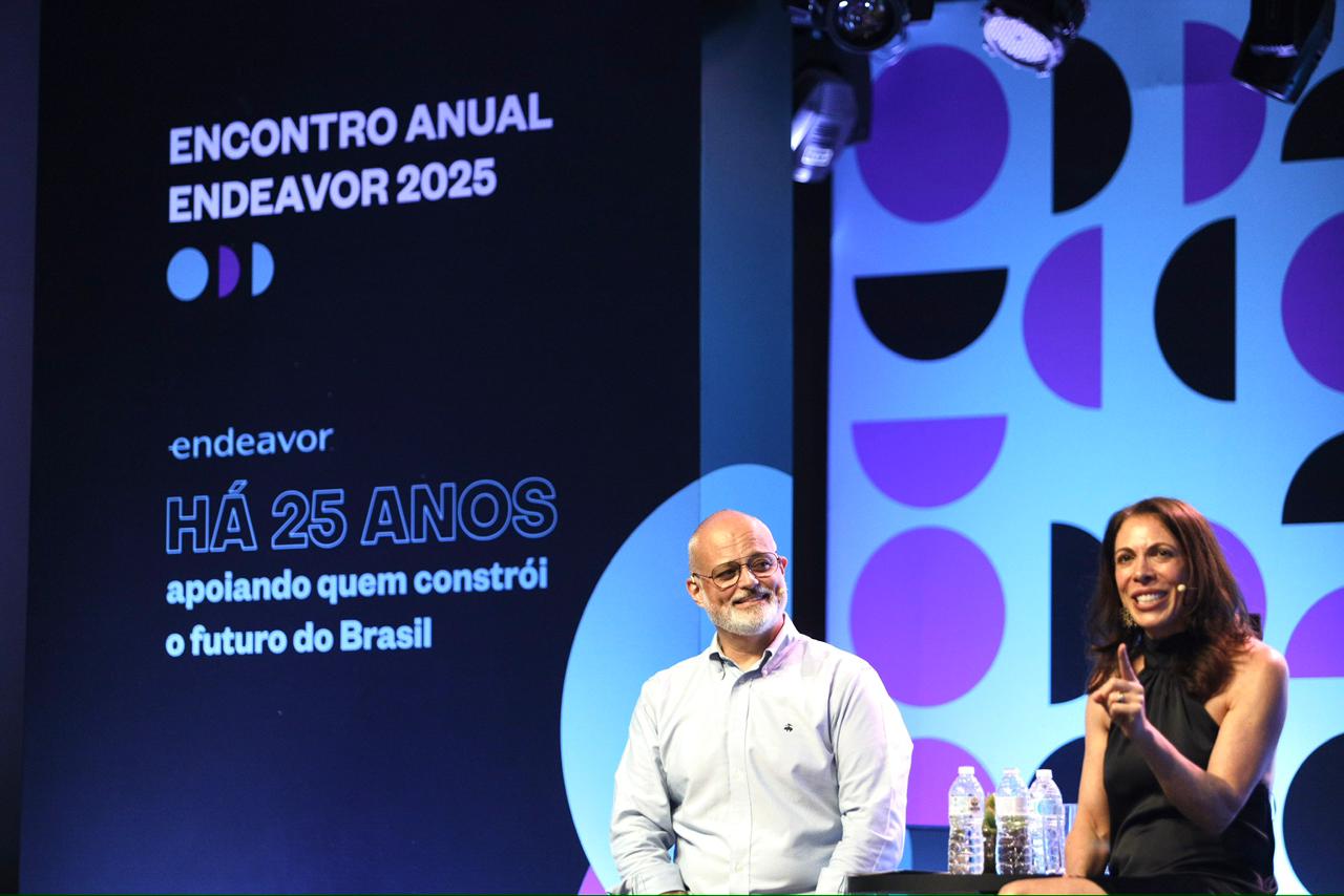 Anderson Thees, diretor da Endeavor no Brasil (à esq,), e Linda Rottenberg, fundadora e CEO da organização, durante encontro com empreendedores em São Paulo