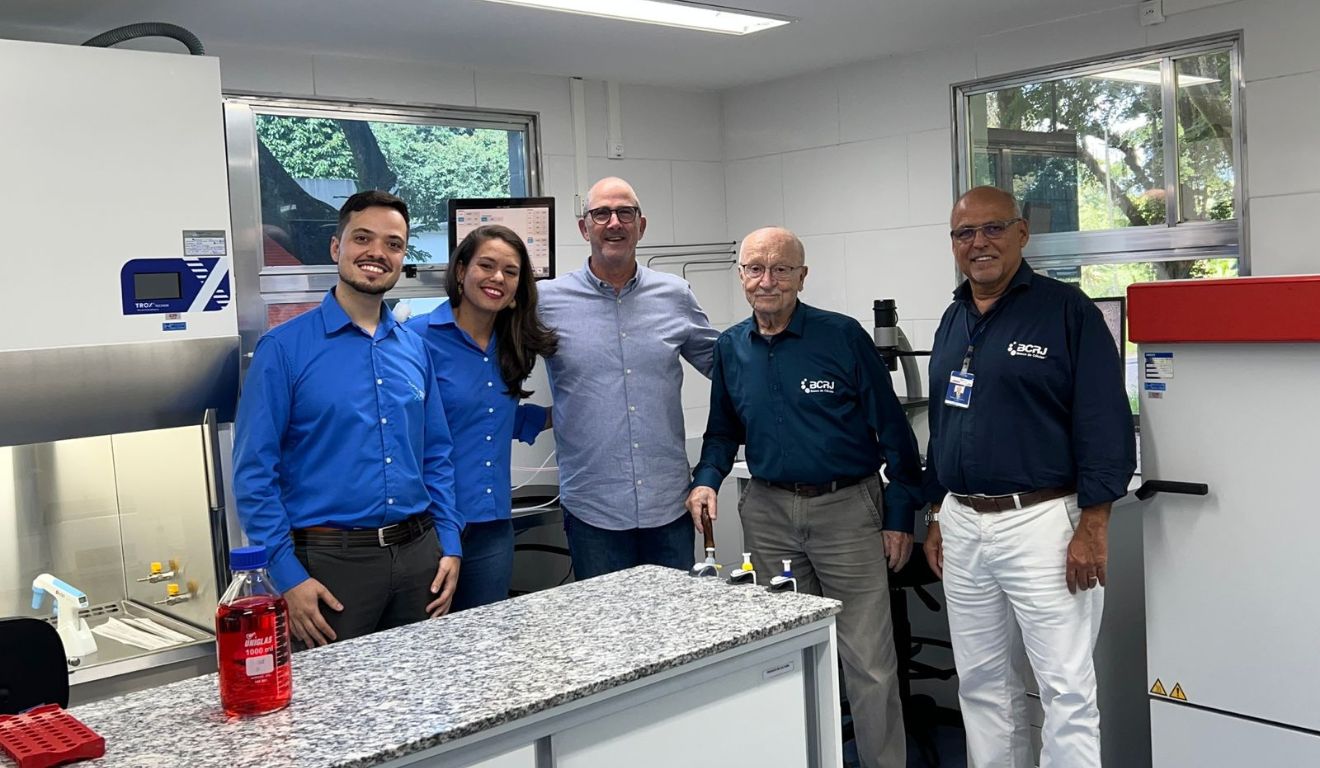 Marcus Teixeira, Camila Luna, Marcelo Szpilman, Prof. Dr. Radovan Borojevic e Antônio Monteiro no laboratório da Sustineri, no Rio de Janeiro. Foto: Divulgação