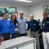 Marcus Teixeira, Camila Luna, Marcelo Szpilman, Prof. Dr. Radovan Borojevic e Antônio Monteiro no laboratório da Sustineri, no Rio de Janeiro. Foto: Divulgação