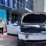 SUV modelo R1S da Rivian estacionado em frente ao centro de convenção de Austin durante o SXSW de 2025