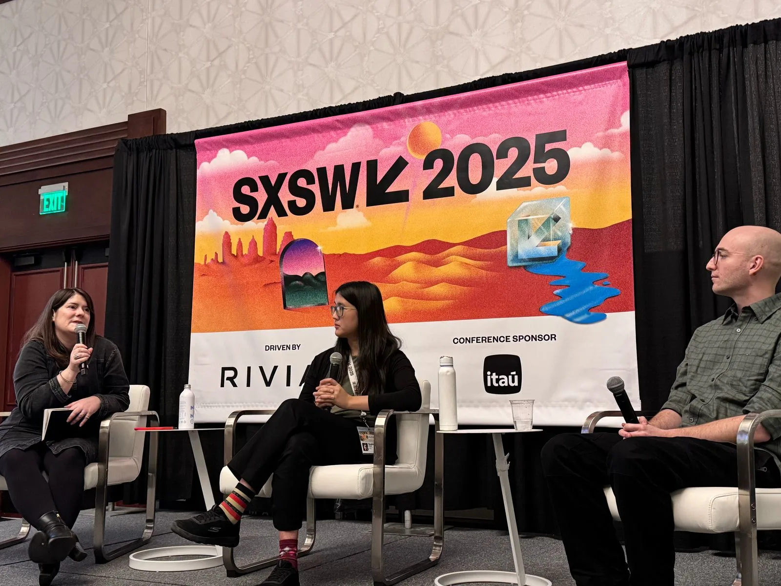 Delphine Halgand-Mishra, da The Signals Network; Sophie Zang, que denunciou práticas do Facebook (hoje Meta); e Billy Perrigo, jornalista investigativo da revista TIME, durante painel no SXSW