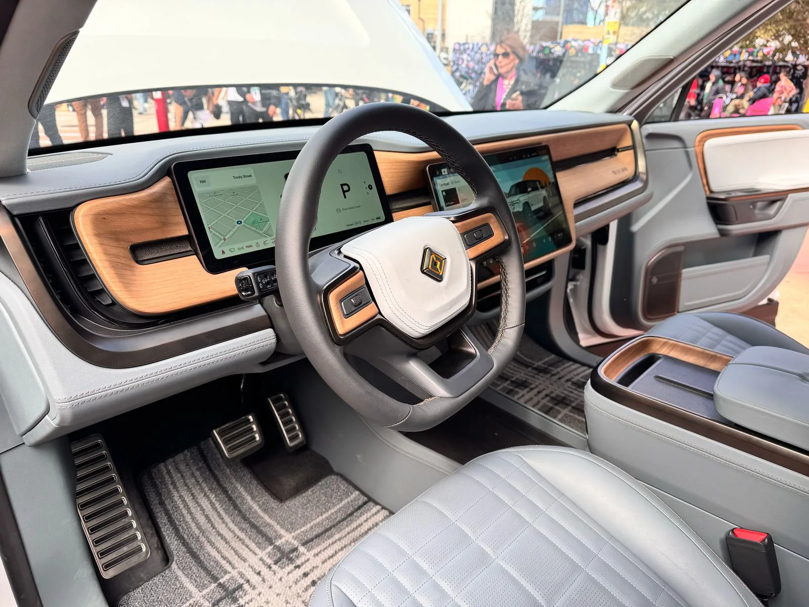 Interior do SUV modelo R1S da Rivian em exposiação no cnetro de convenções de Austin durante o SXSW de 2025 