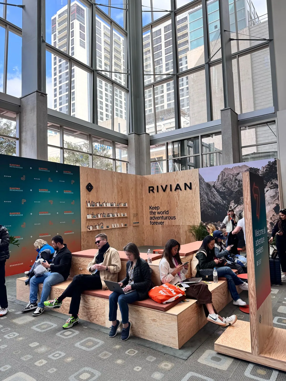 Lounge da Rivian no centro de convenções de Austin durante o SXSW 2025