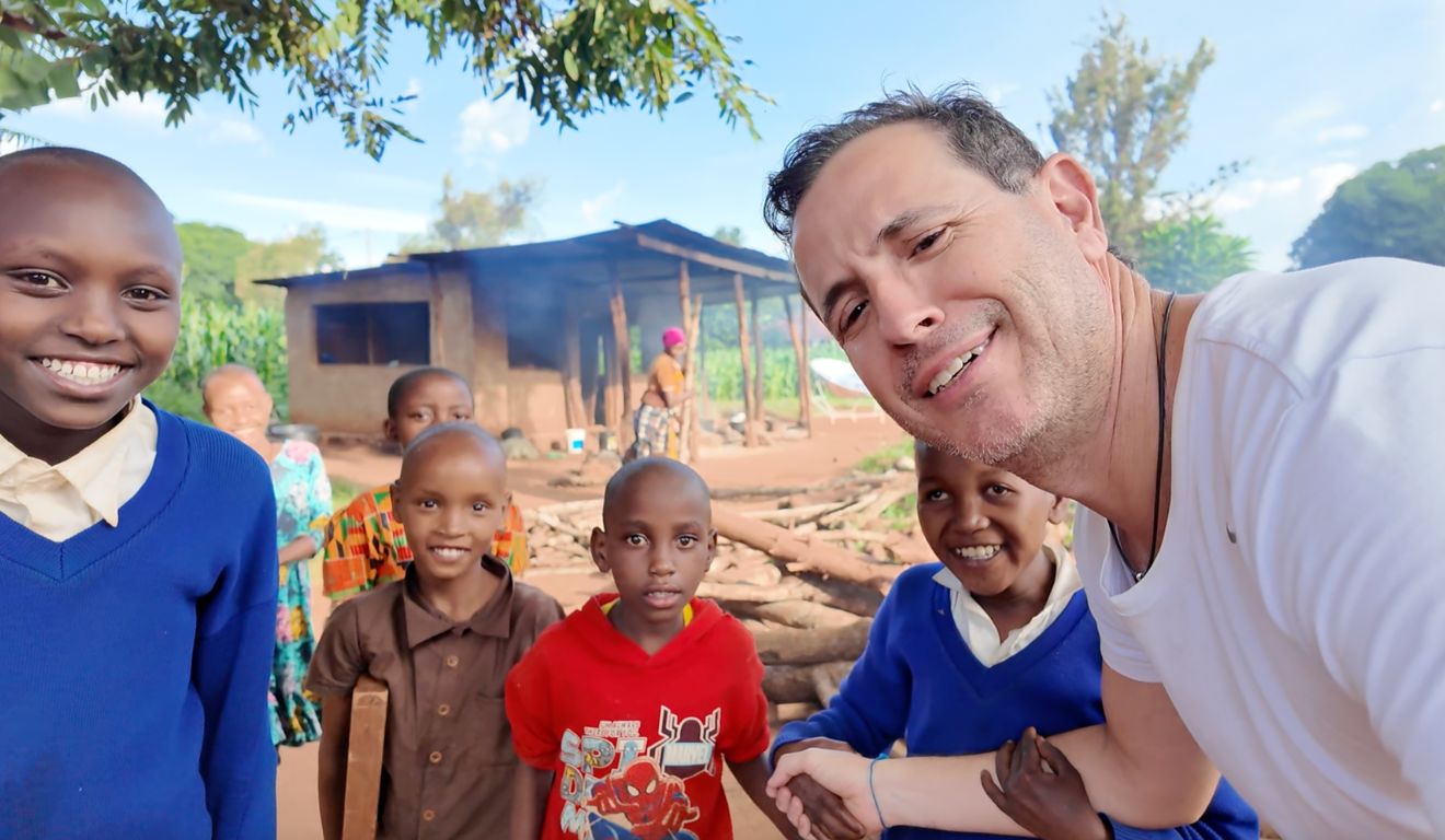 Eduardo Lins, autor do livro 'Inquietação Empreendedora', durante voluntariado