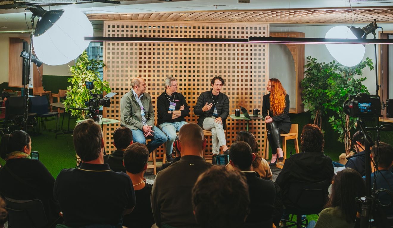 O encontro foi organizado pela AWS e moderado por Olga Maslikhova, apresentadora do podcast The J Curve