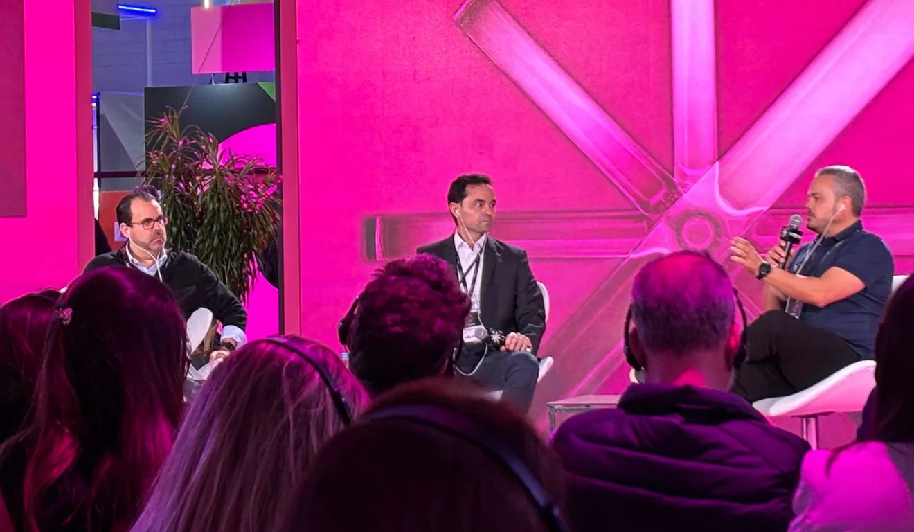 Antonio Eduardo Nascimento (Dimensa), Chris Garman (Eurasia Group) e Rodrigo Nardoni (B3) em palestra durante o Febraban Tech 2025