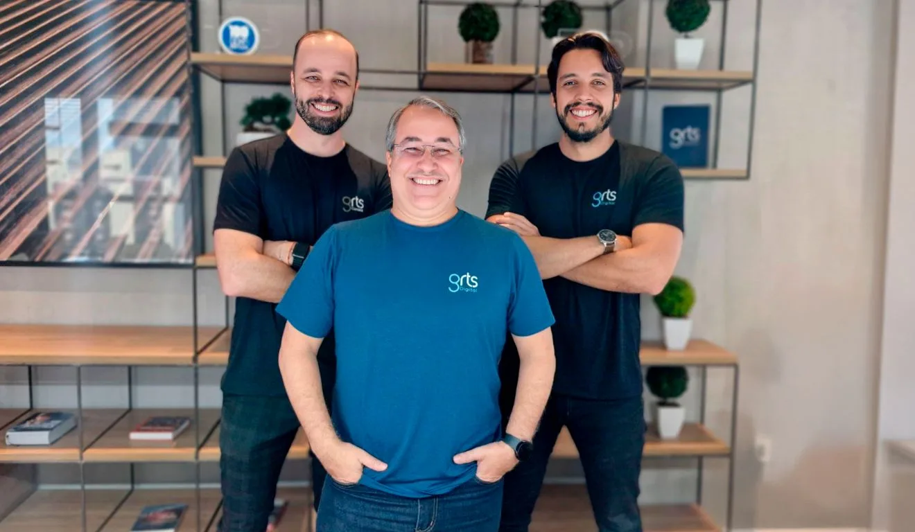 O CEO e co-fundador Uirá Menzes (na frente), e os outros dois sócios da empresa: Fernando Bueno (à esq.) e Victor Pastore (à dir.) | Foto: Divulgação O CEO e co-fundador Uirá Menzes (na frente), e os outros dois sócios da empresa: Fernando Bueno (à esq.) e Victor Pastore (à dir.) | Foto: Divulgação