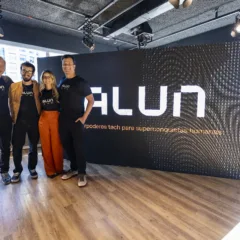 Gustavo Gennari, fundador da FIAP (à esq.), Paulo Silveira, fundador da Alura e CVO do Grupo Alun; Bruna Maggion, CMO do Grupo Alun; Juliano Tubino, CEO do Grupo Alun
