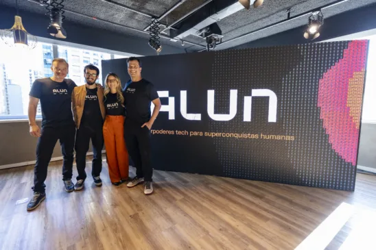 Gustavo Gennari, fundador da FIAP (à esq.), Paulo Silveira, fundador da Alura e CVO do Grupo Alun; Bruna Maggion, CMO do Grupo Alun; Juliano Tubino, CEO do Grupo Alun