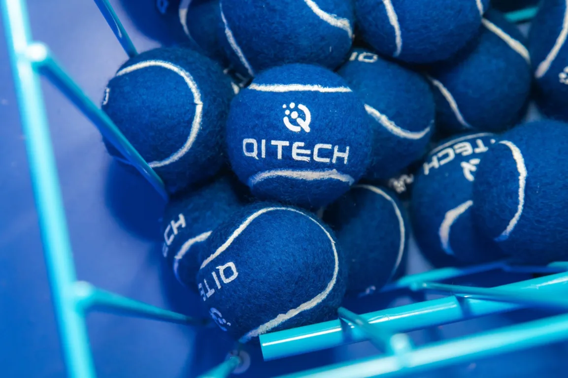 Bolas de tênis no stand da QI Tech no Febraban Tech 2025