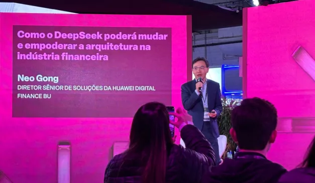 Neo Gong, diretor sênior de soluções da Huawei Digital Finance BU, durante apresentação no Febraban Tech 2025