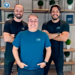 O CEO e co-fundador Uirá Menzes (na frente), e os outros dois sócios da empresa: Fernando Bueno (à esq.) e Victor Pastore (à dir.) | Foto: Divulgação