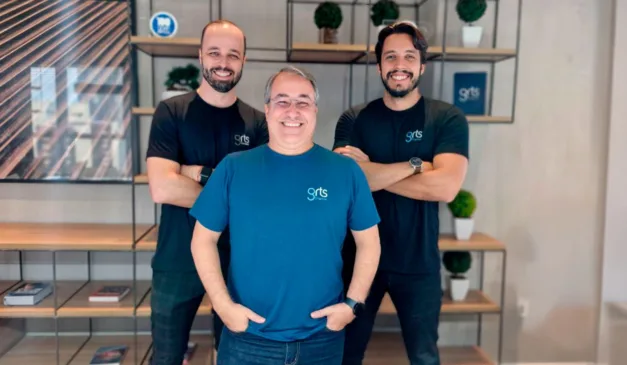 O CEO e co-fundador Uirá Menzes (na frente), e os outros dois sócios da empresa: Fernando Bueno (à esq.) e Victor Pastore (à dir.) | Foto: Divulgação