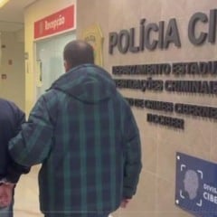 A prisão do suspeito, de 48 anos, ocorreu na casa dele, na região de Taipas, zona norte de São Paulo | Foto: Polícia Civil SP