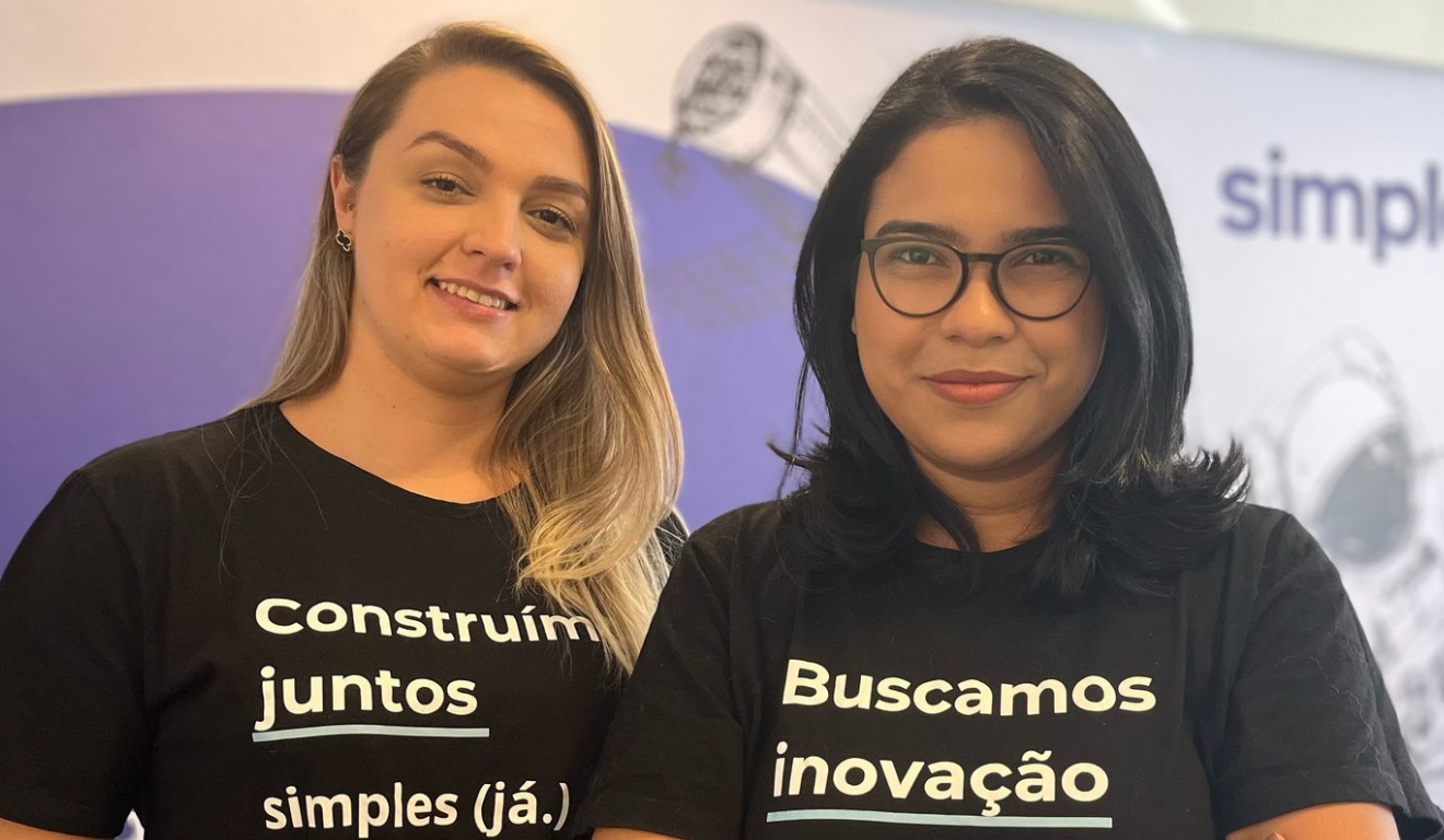 Helena Paiva (à direita), fundadora e CEO da Simples Já | Foto: divulgação Helena Paiva (à direita), fundadora e CEO da Simples Já | Foto: divulgação