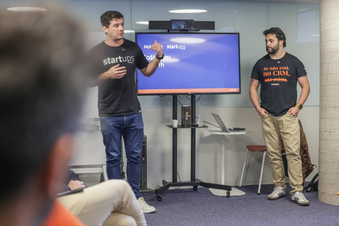 Gustavo Brigatto, CEO do Startups e Luiz Mota, Growth Specialist da HubSpot 