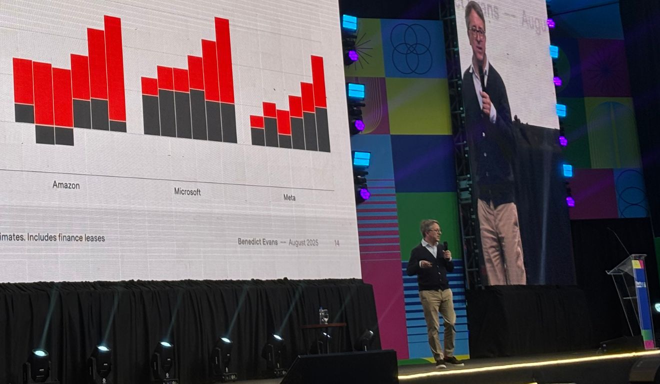 Benedict Evans durante o painel AI Eats the World, realizado no último dia de Startup Summit