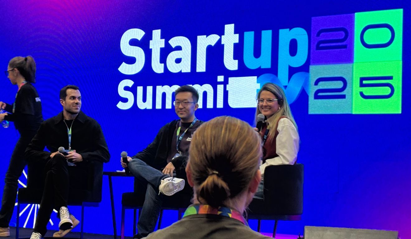 Palestra 'Marketing de Performance vs Branding: Como equilibrar os investimentos na hora de escalar?' reuniu Pedro Sampaio, Marketing Manager Senior do Nubank; Marcella Merigo, diretora da NP Digital; e Lucas (Yoko) Yokota, COO da Purple Metrics