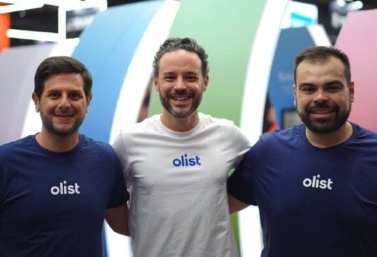 Raphael Levi, cofundador da Flip (à esq.), Tiago Dalvi, fundador e CEO da Olist e Gustavo Traballe, cofundador da Flip