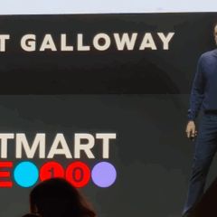Scott Galloway no palco do Hotmart Fire 2025 | Foto: Startups