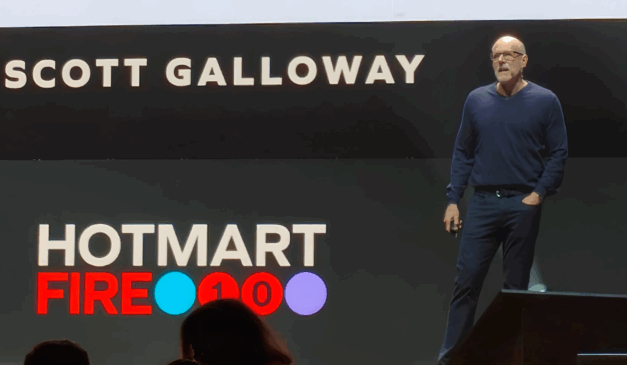 Scott Galloway no palco do Hotmart Fire 2025 | Foto: Startups
