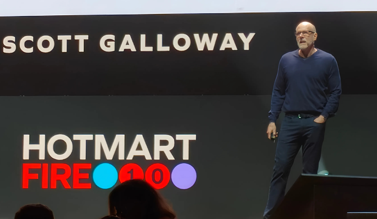 Scott Galloway no palco do Hotmart Fire 2025 | Foto: Startups