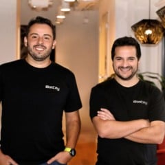 Gabriel Archanjo, cofundador e CTO, ao lado de Lorhan Caproni, cofundador e CEO da BotCity