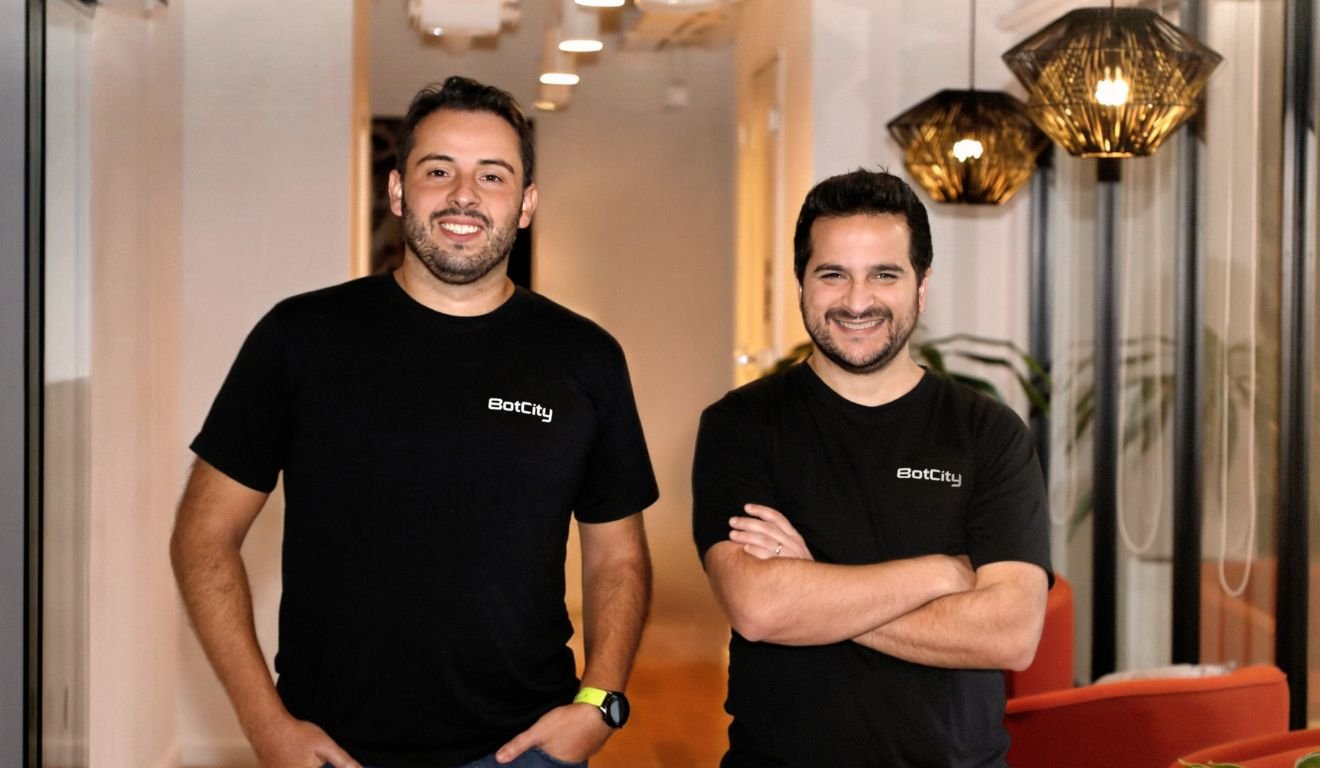 Gabriel Archanjo, cofundador e CTO, ao lado de Lorhan Caproni, cofundador e CEO da BotCity