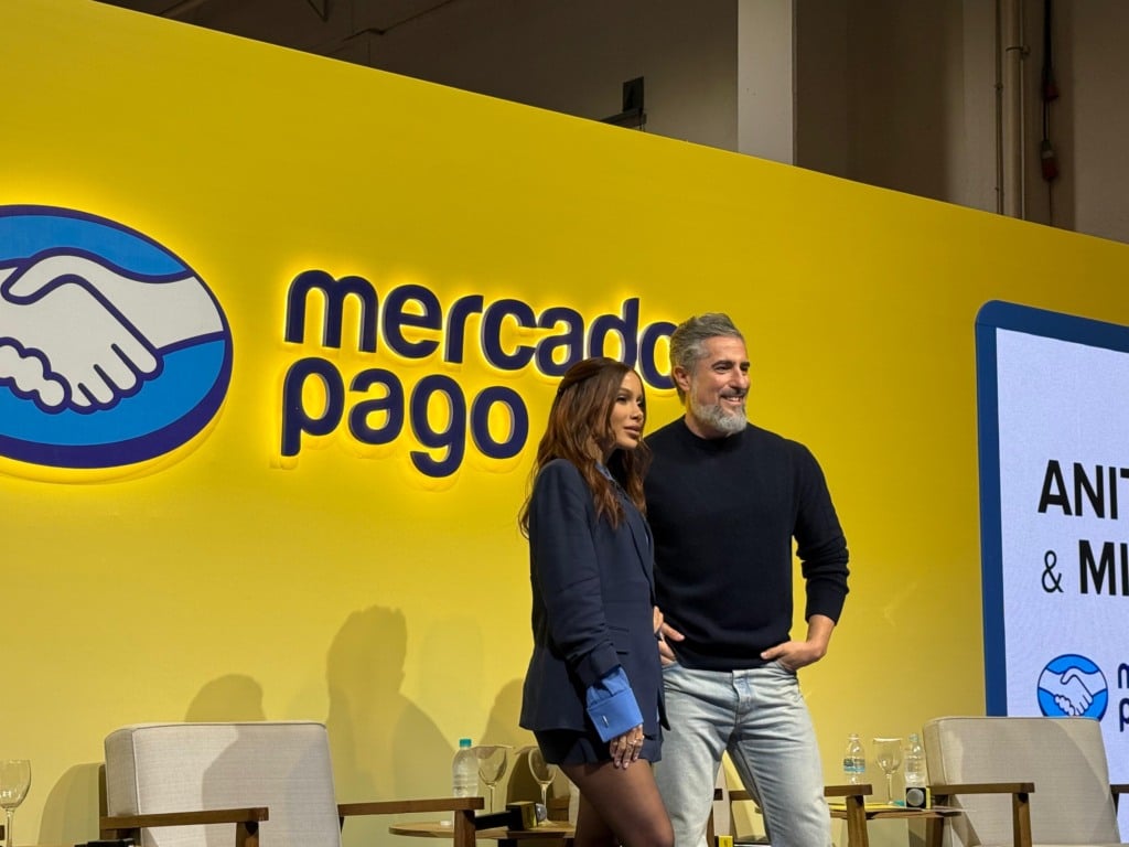 Anitta e Marcos Mion durante o Mercado Livre Experience 2025
