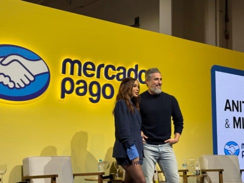 Anitta e Marcos Mion durante o Mercado Livre Experience 2025