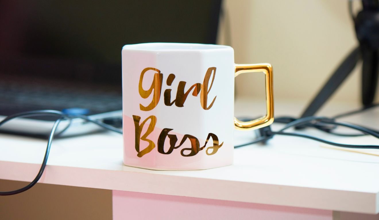 Indústria continua operando com filtros que limitam o acesso de mulheres | Foto: Canva