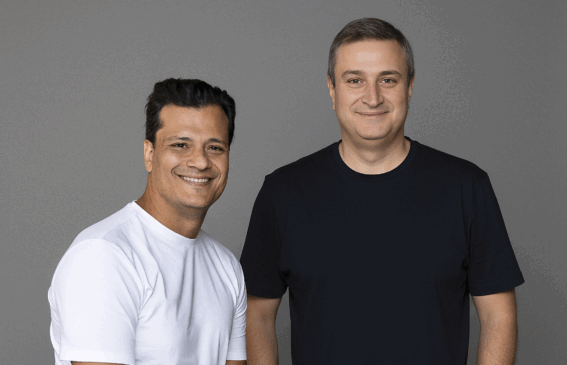 Juliano Tubino (à esq.), CEO do grupo Alun, e Junior Borneli, CEO e fundador da StartSe