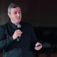 Junior Borneli, da StartSe, durante o Zoop Summit 2025 | Foto: divulgação