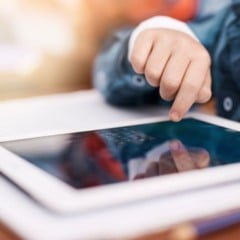 Criança no tablet