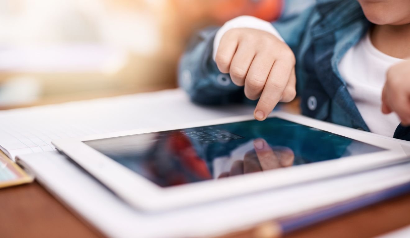 Criança no tablet
