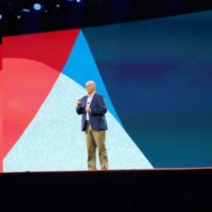 Mike Sicilia, CEO da Oracle, durante o AI World 2025