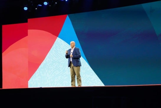 Mike Sicilia, CEO da Oracle, durante o AI World 2025