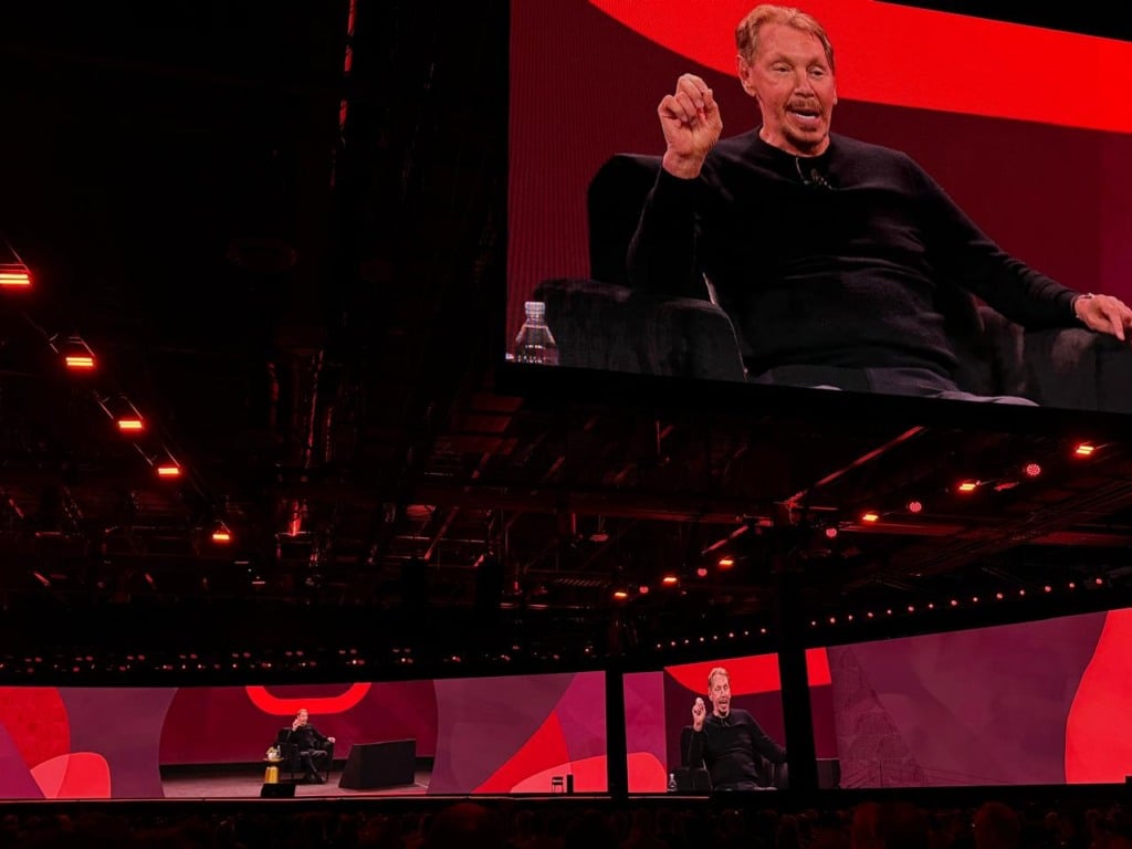 Larry Ellison em apresentação durante o AI World de 2025