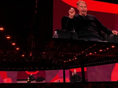 Larry Ellison em apresentação durante o AI World de 2025