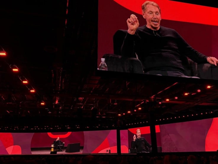 Larry Ellison em apresentação durante o AI World de 2025