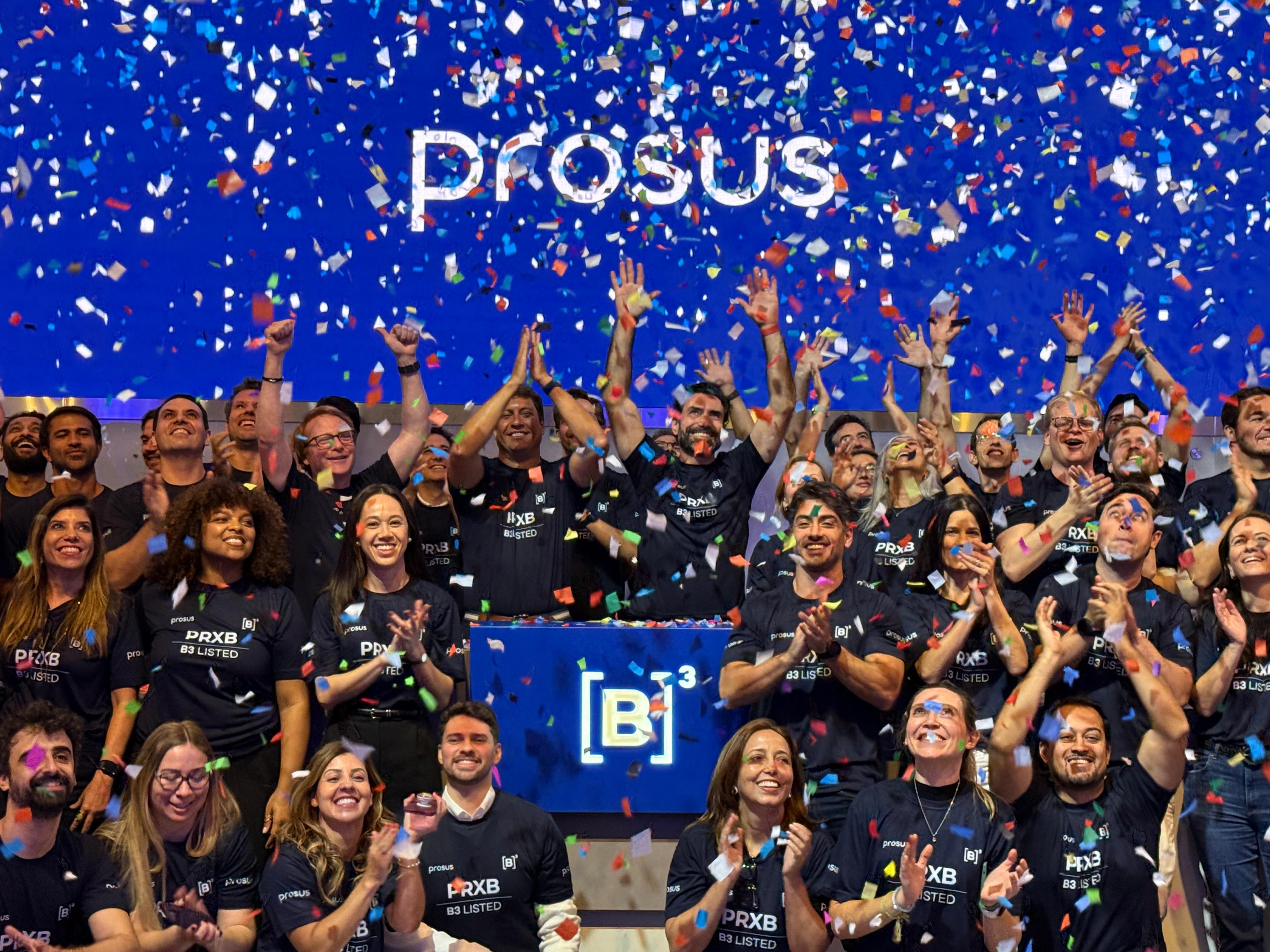 Fabrício Bloisi, Diego Barreto e executivos e funcionários das empresas da Prosus durante listagem de BDRs na B3