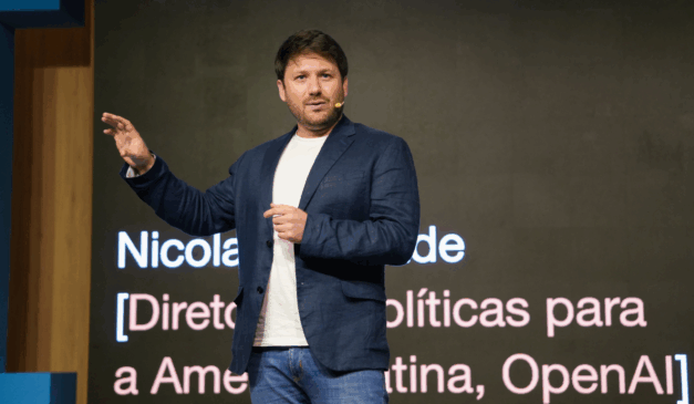 Nicolas Andrade, Diretor de Políticas Públicas e Parcerias para América Latina da OpenAI, durante apresentação no DevDay São Paulo