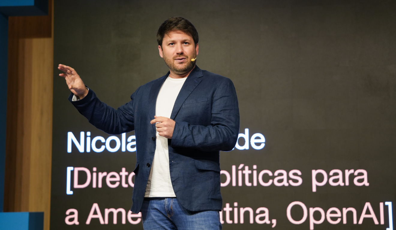 Nicolas Andrade, Diretor de Políticas Públicas e Parcerias para América Latina da OpenAI, durante apresentação no DevDay São Paulo