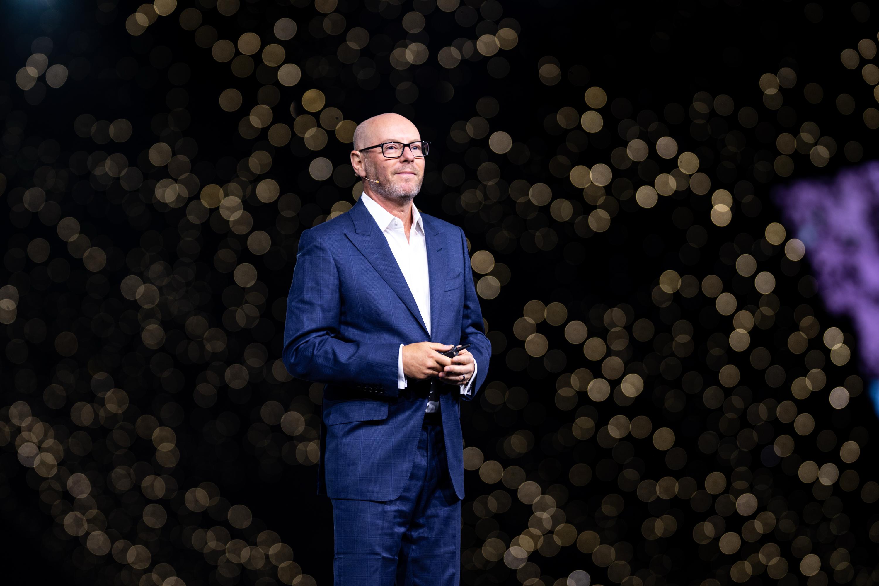 Evan Goldberg, fundador e EVP da NetSuite, no palco do SuiteWorld 2025 | Foto: divulgação